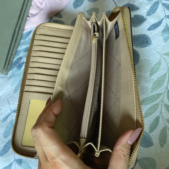 Micheal Kors pebble leather wallet. - Picture 3 of 4